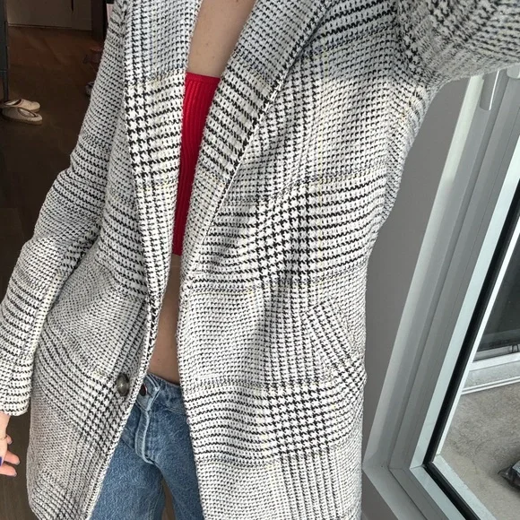 Dynamite Women's Black and White Houndstooth Coat - Picture 2 of 3